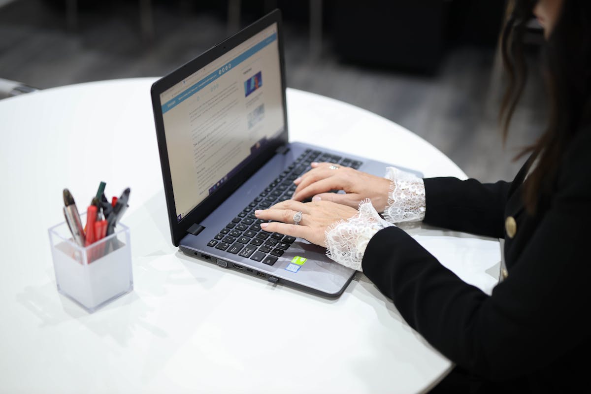 kelebihan laptop dengan layar OLED
